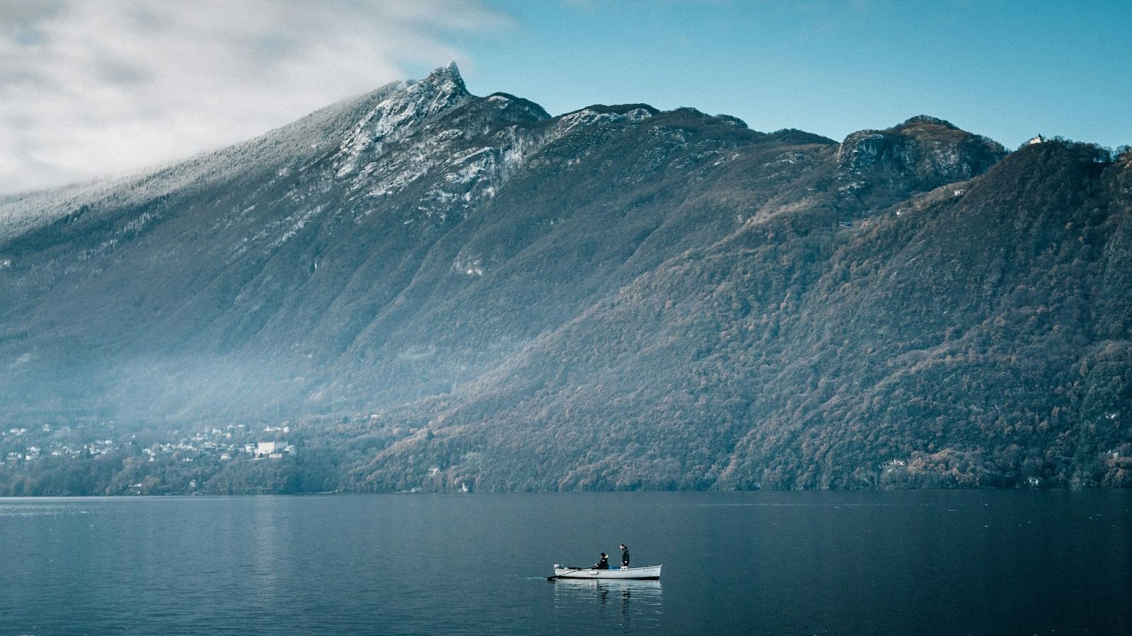 Petit bateau sur le lac du Bourget, au pied des montagnes