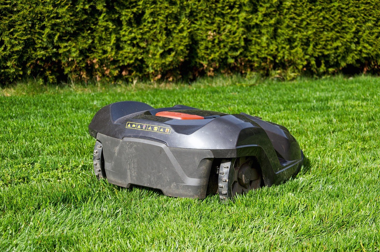 Robot tondeuse autonome dans un jardin
