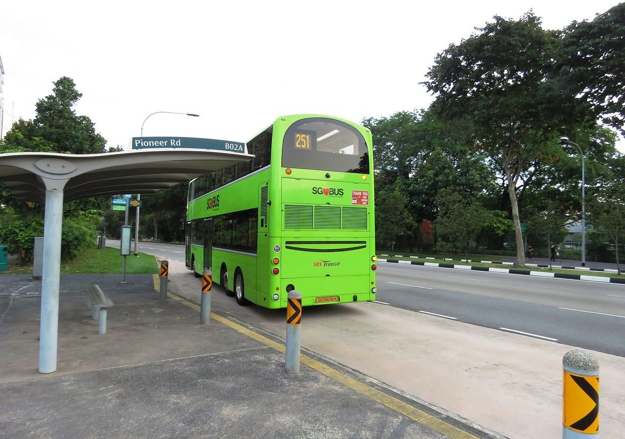 Arrêt de bus en zone rurale
