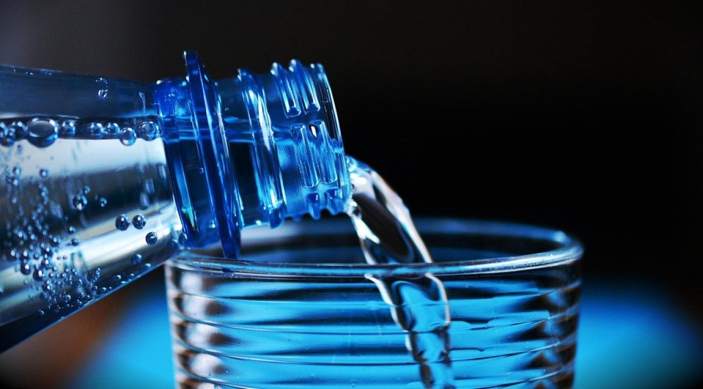 Eau versée dans un verre pour s'hydrater