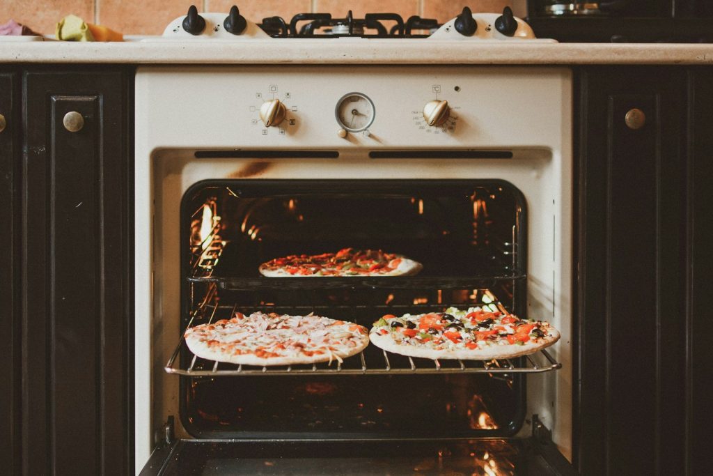 Intérieur éclairé d'un four de cuisine pendant la cuisson