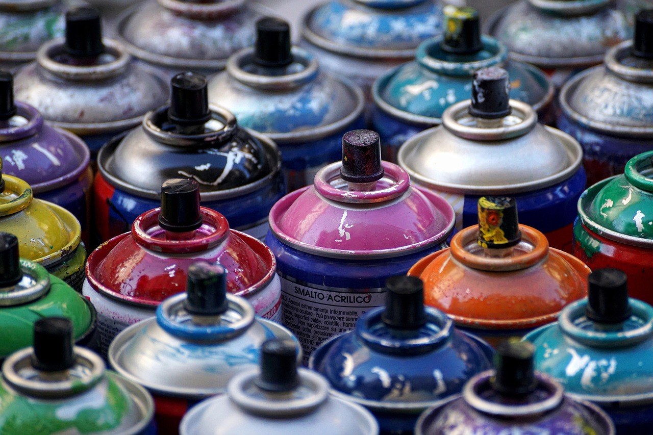 Bombes de peinture colorées en rayon de magasin de bricolage