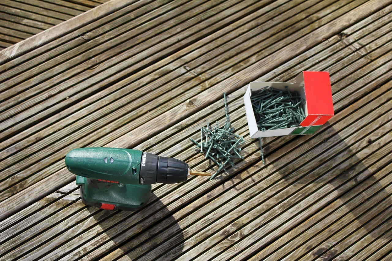 Perceuse-visseuse sans fil utilisée sur un chantier bois