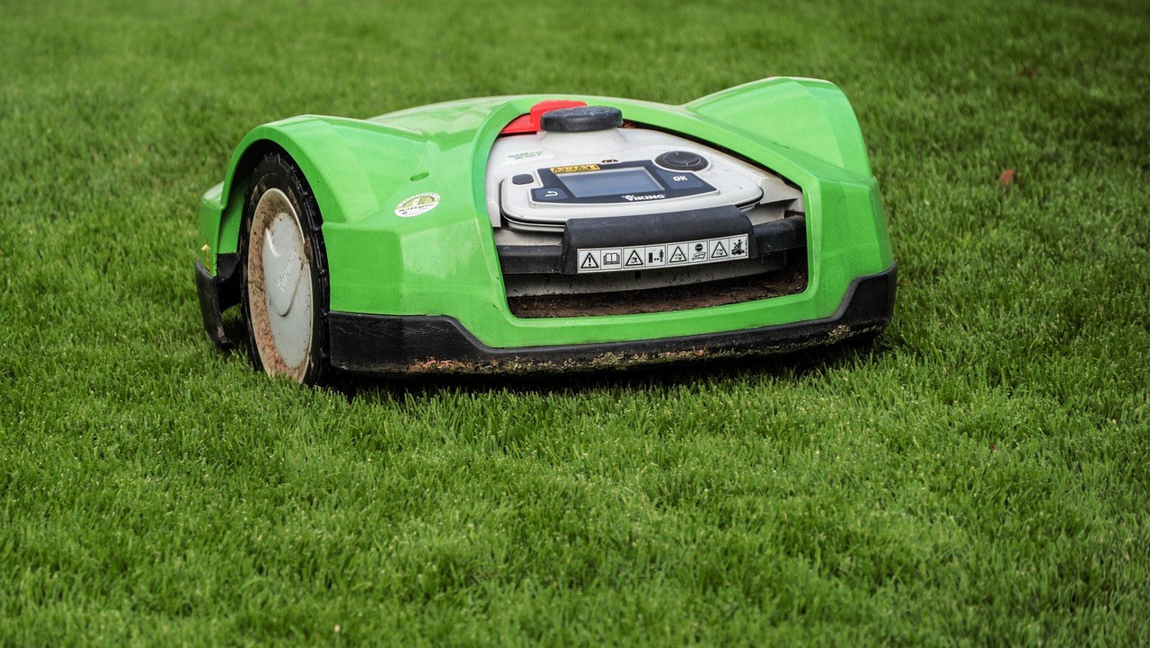 Tondeuse électrique verte sur une pelouse