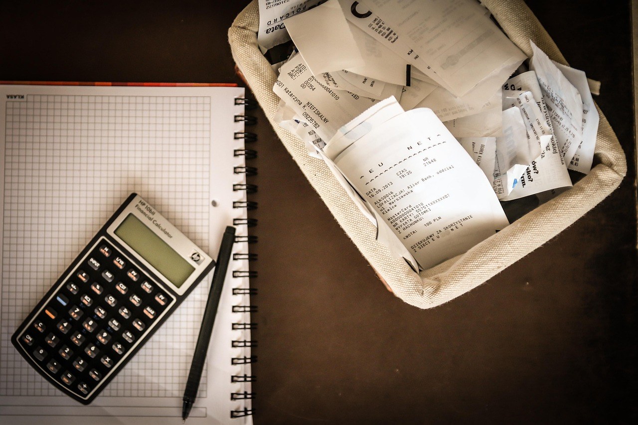 Calculatrice et factures pour tenir un budget