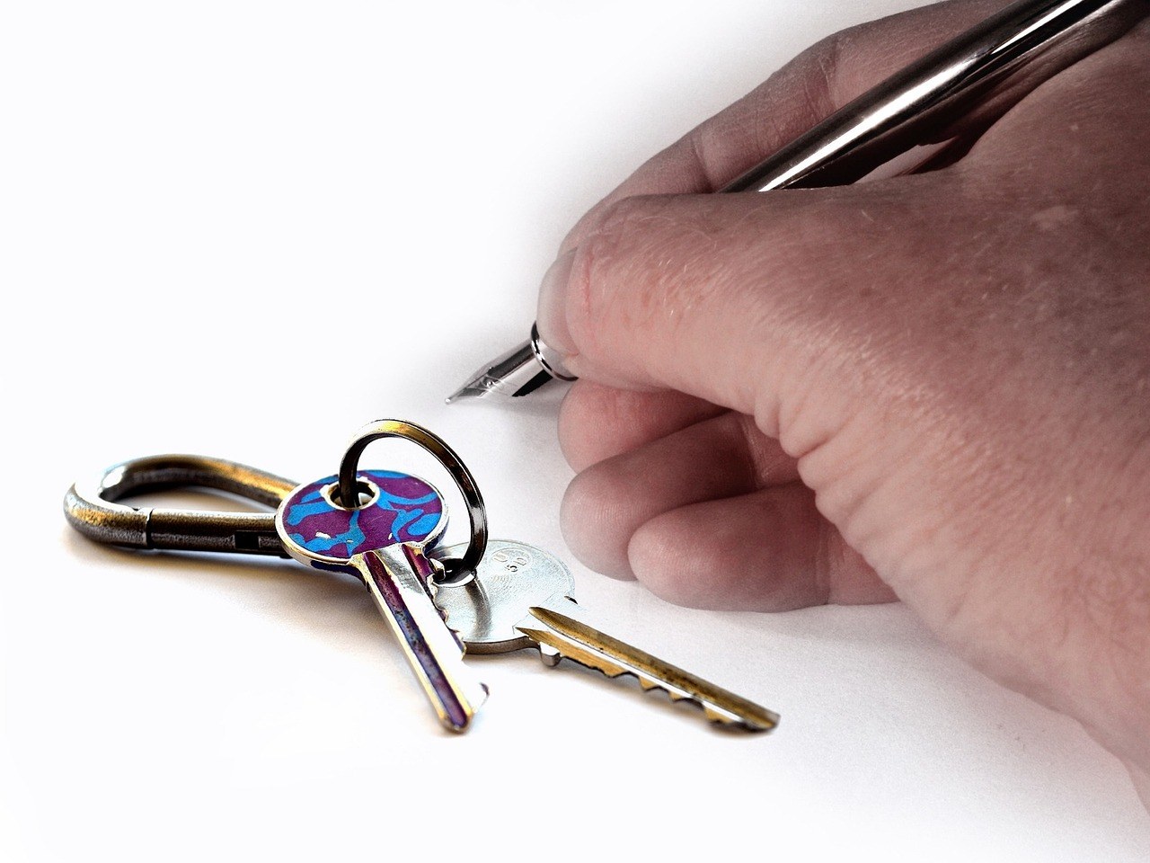 Main tenant des clés d'appartement près d'un contrat de bail signé