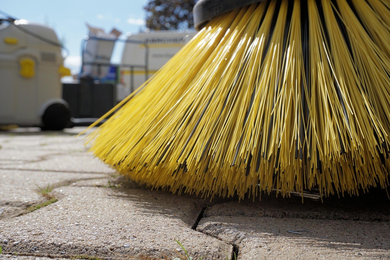 Brosse de ramonage sur un toit, entretien de cheminée