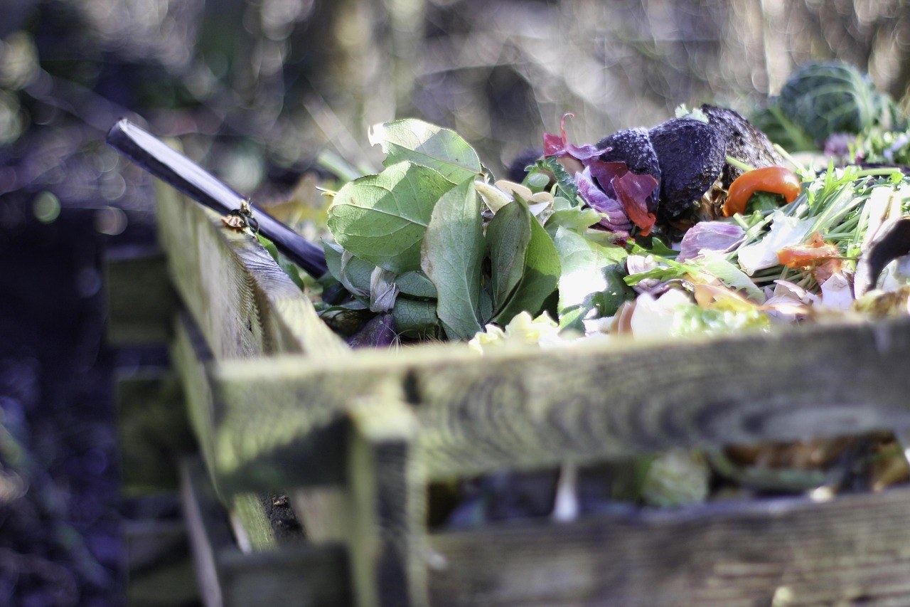 Fourche retournant des déchets dans un composteur de jardin