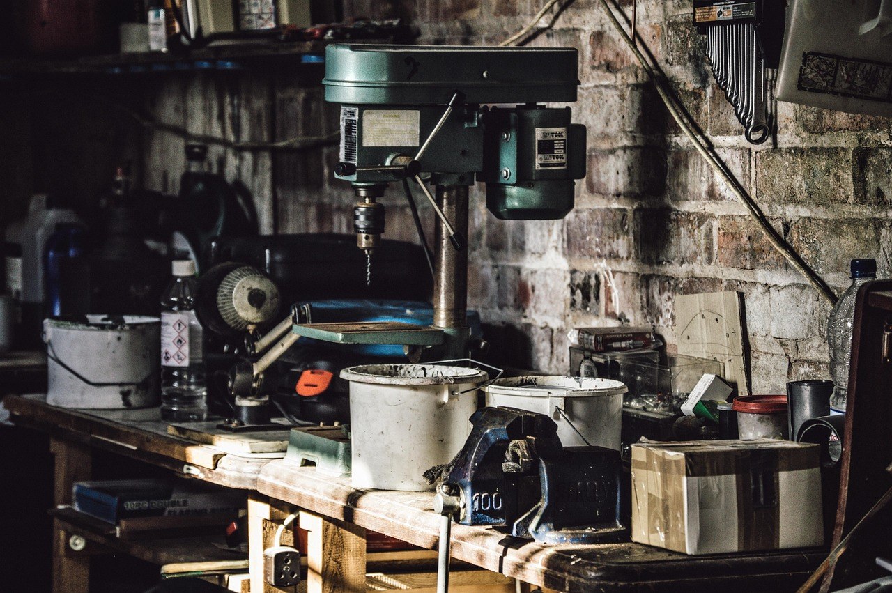 Outils organisés sur un panneau mural dans un garage
