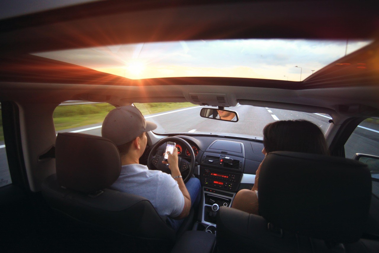 Conducteur et passager dans une voiture lors d'un trajet partagé