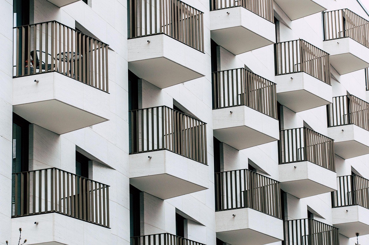 Façade d'un immeuble avec balcons, logements en location