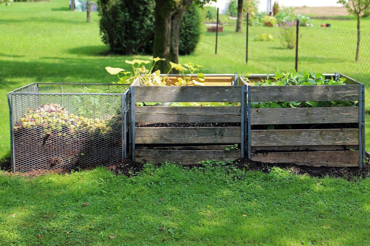 Composteur en bois dans un jardin