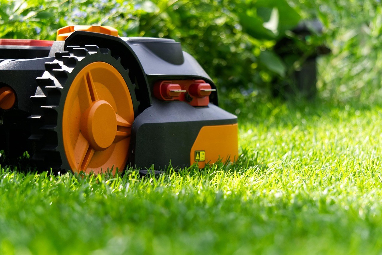 Robot tondeuse autonome sur une pelouse