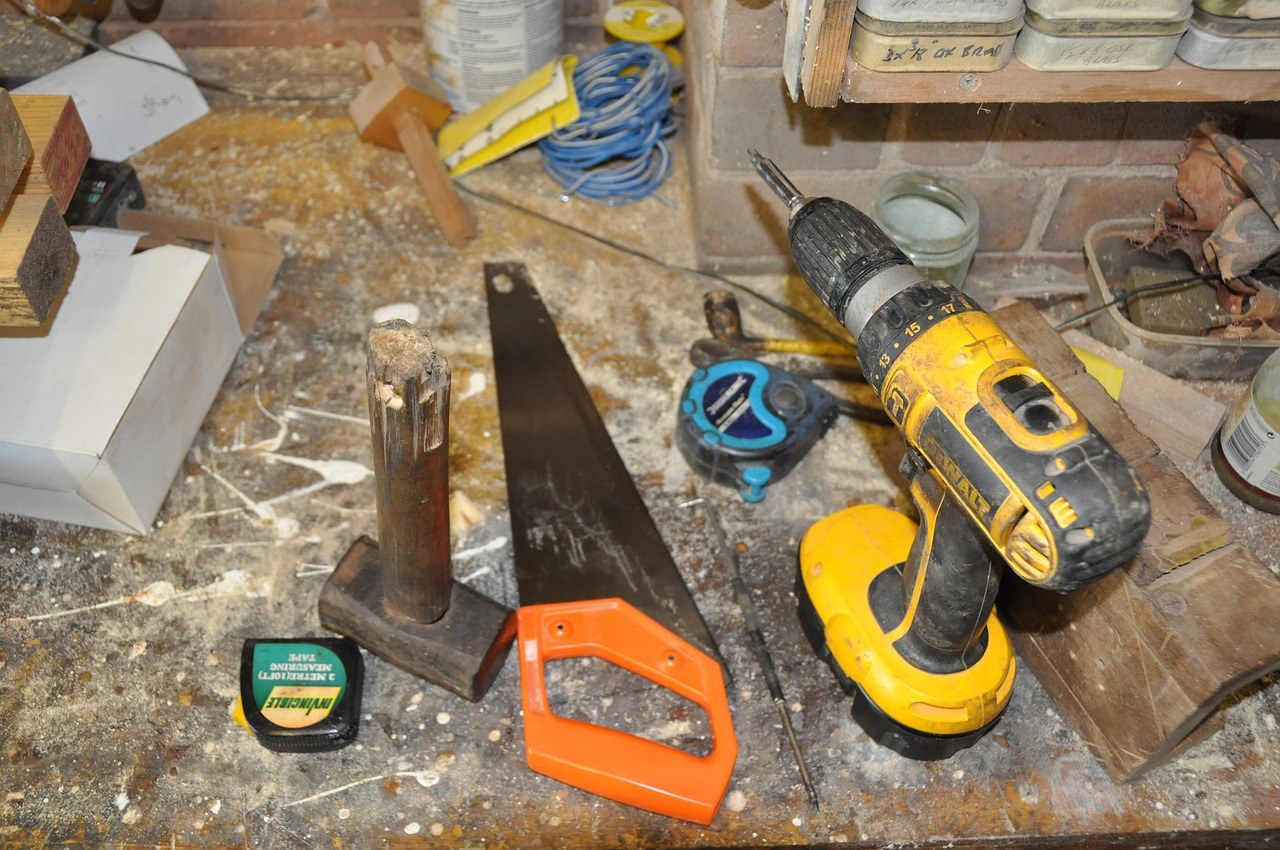 Établi avec outils électroportatifs et scie dans un atelier