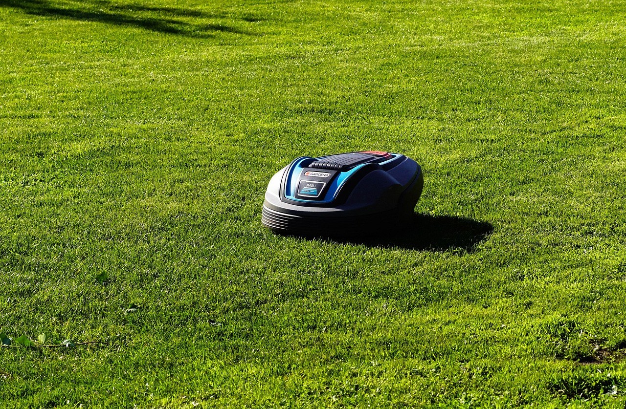 Robot tondeuse autonome sur une pelouse tondue