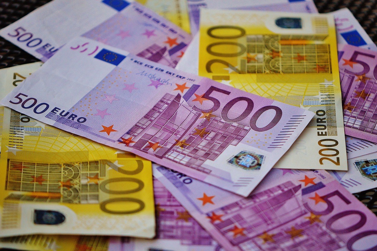 Liasse de billets en euros, symbole des factures d'énergie à payer