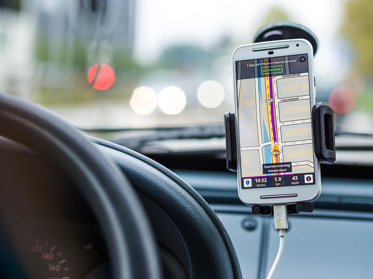 Téléphone avec GPS fixé dans une voiture, application de covoiturage