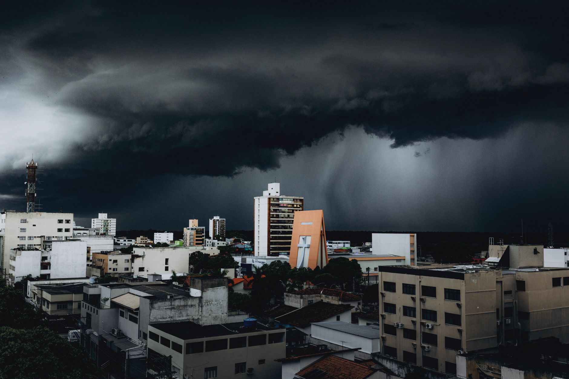 Tempête Austen : Comment protéger votre maison des intempéries imminentes