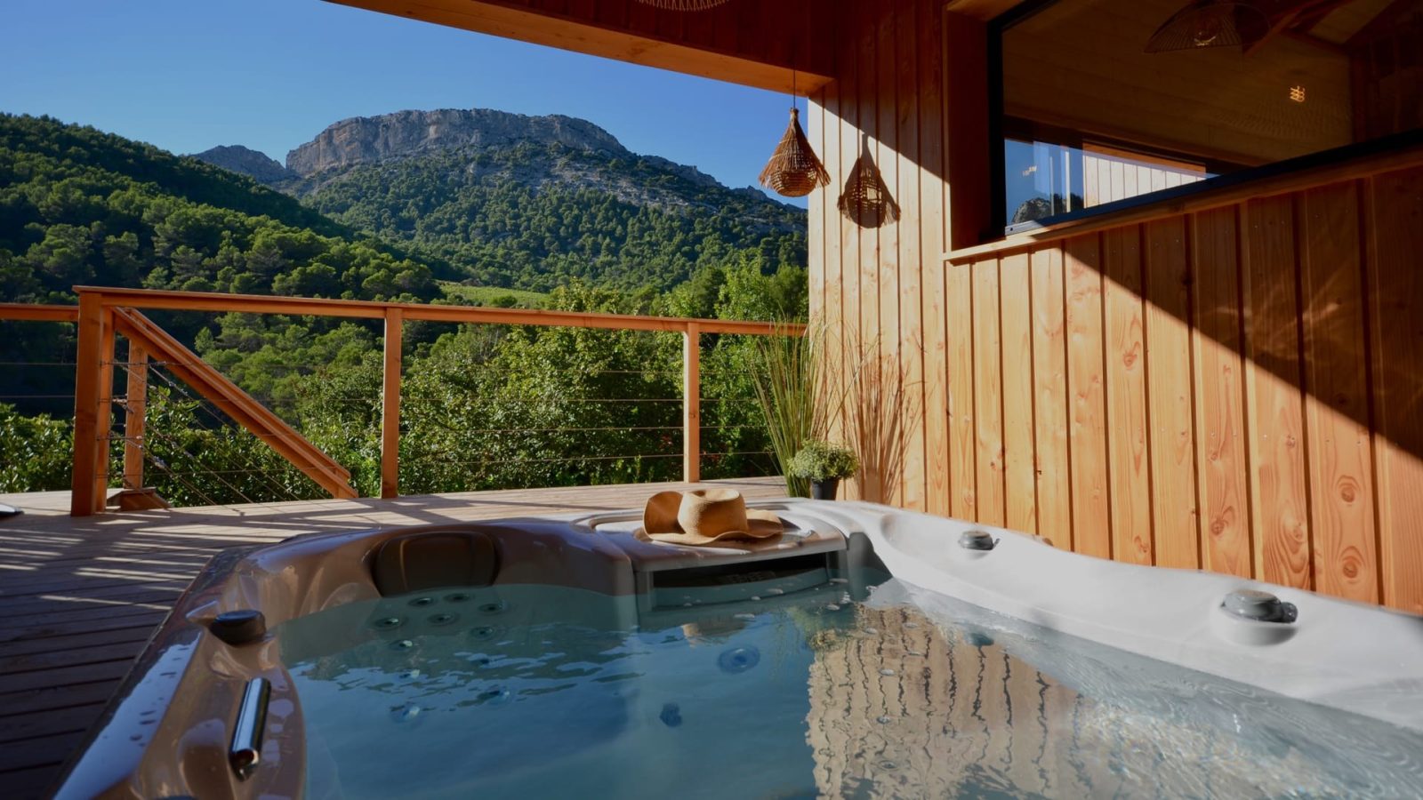 Nuit insolite avec jacuzzi privatif en Provence, même en hiver