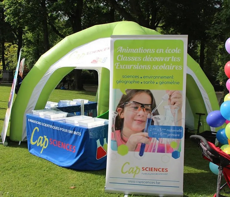 Tente gonflable verte de stand avec table d'animations et kakémono Cap Sciences