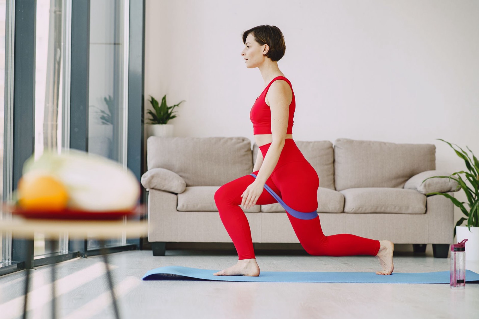 Exercice de squat avec élastique de résistance pour le renforcement musculaire des coureurs