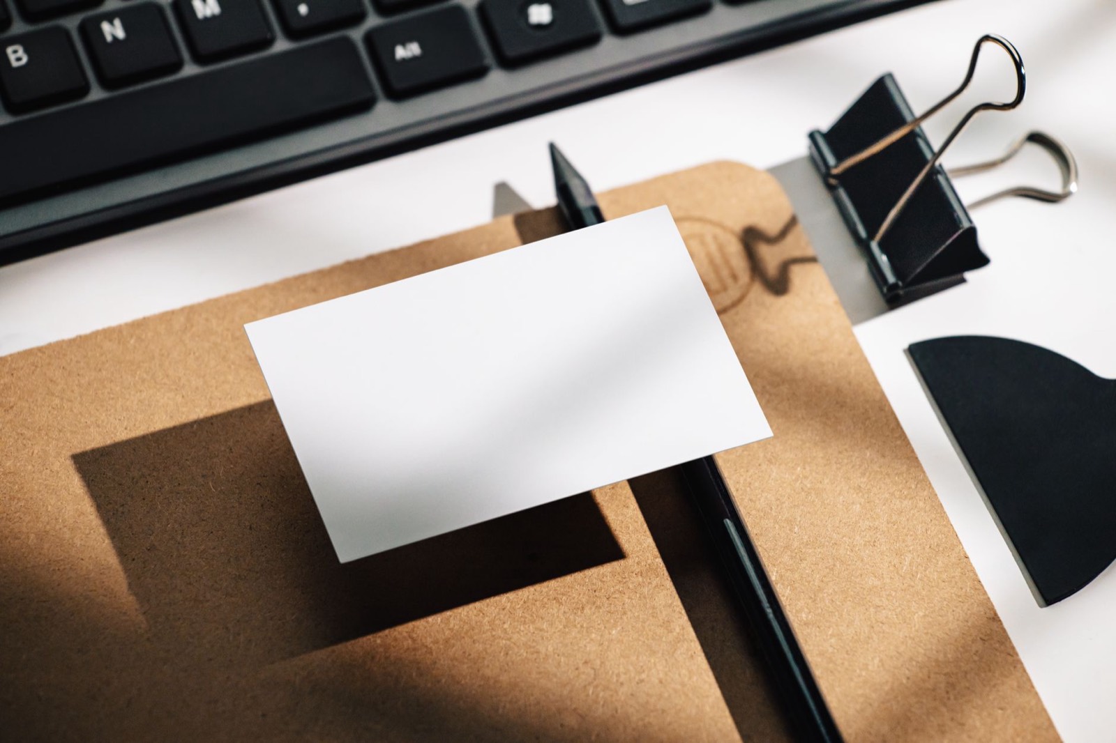 Cartes de visite posées sur un bureau après un événement professionnel