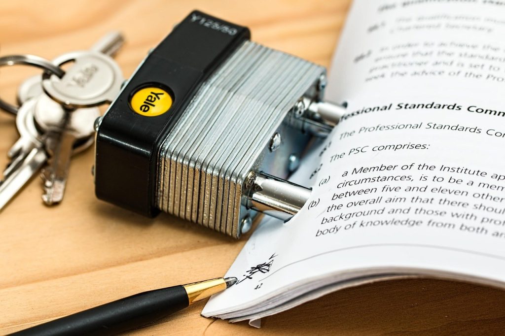 Cles et documents de location poses sur une table