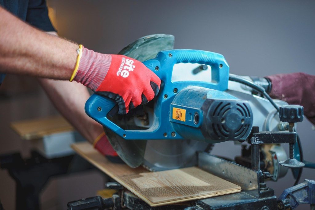 Mains gantees utilisant un outil electroportatif pour une reparation a domicile
